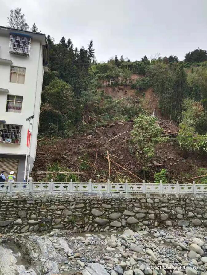 9號樓屋后發生滑坡