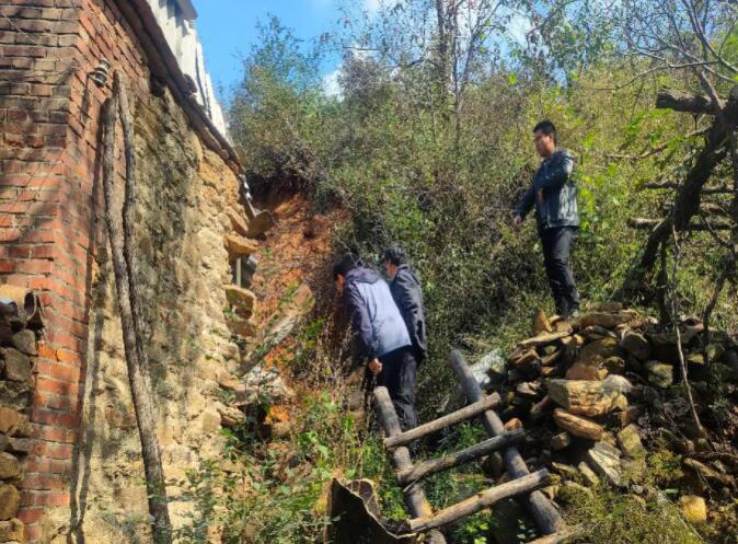 滑坡前緣滑塌損壞房屋